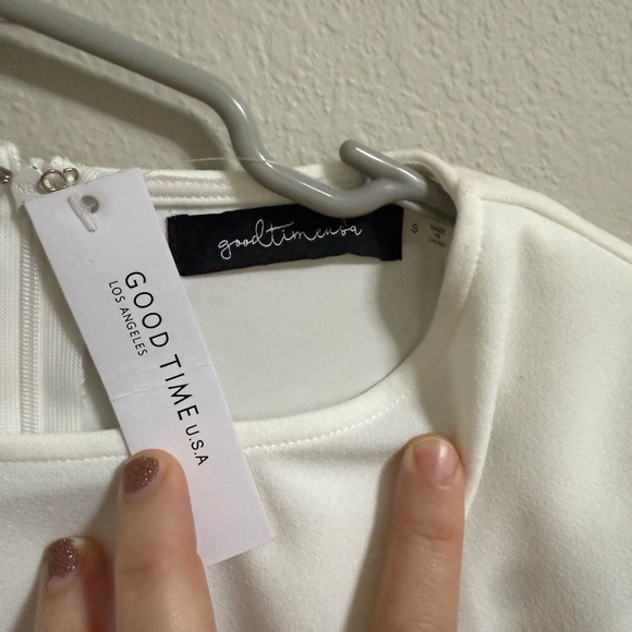 White Pleated Sleeve Mini Dress w/ Rhinestone Buckle NWT Size Small - Picture 4 of 6